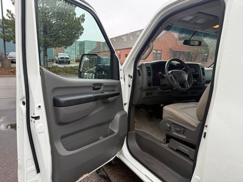 Used 2013 Nissan NV 3500 SL w/ Technology Pkg image 11