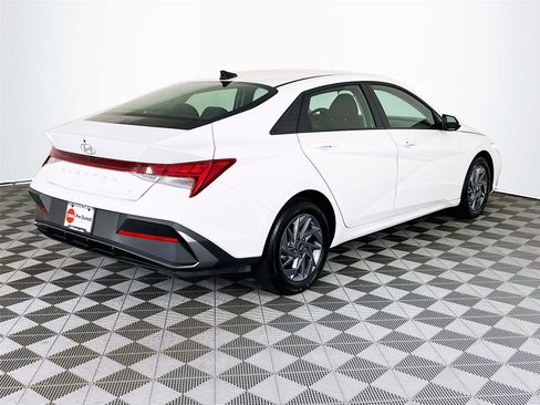 Certified 2025 Hyundai Elantra Hybrid FWD image 10