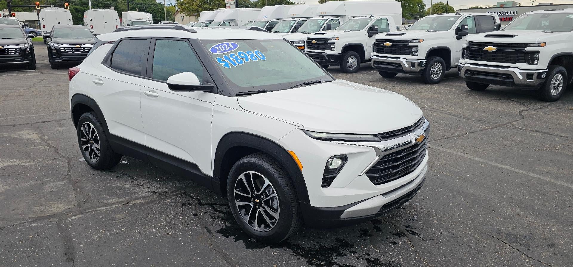 Used 2024 Chevrolet TrailBlazer LT w/ LT Cold Weather Package FWD image 2