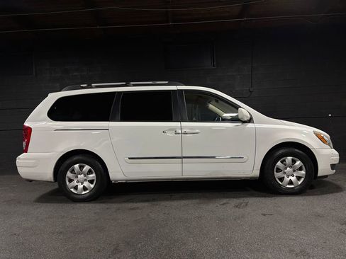 Used 2008 Hyundai Entourage image 6
