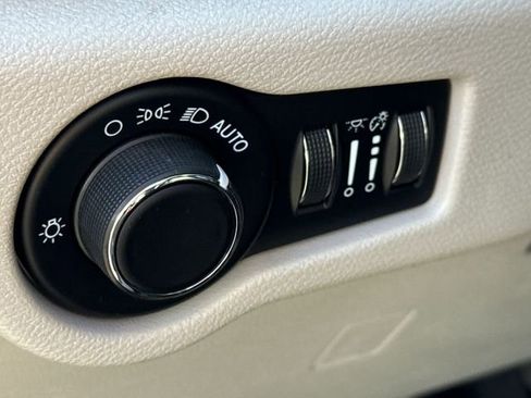 Used 2023 Chrysler Voyager LX image 9