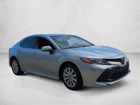 Used 2019 Toyota Camry LE image 3