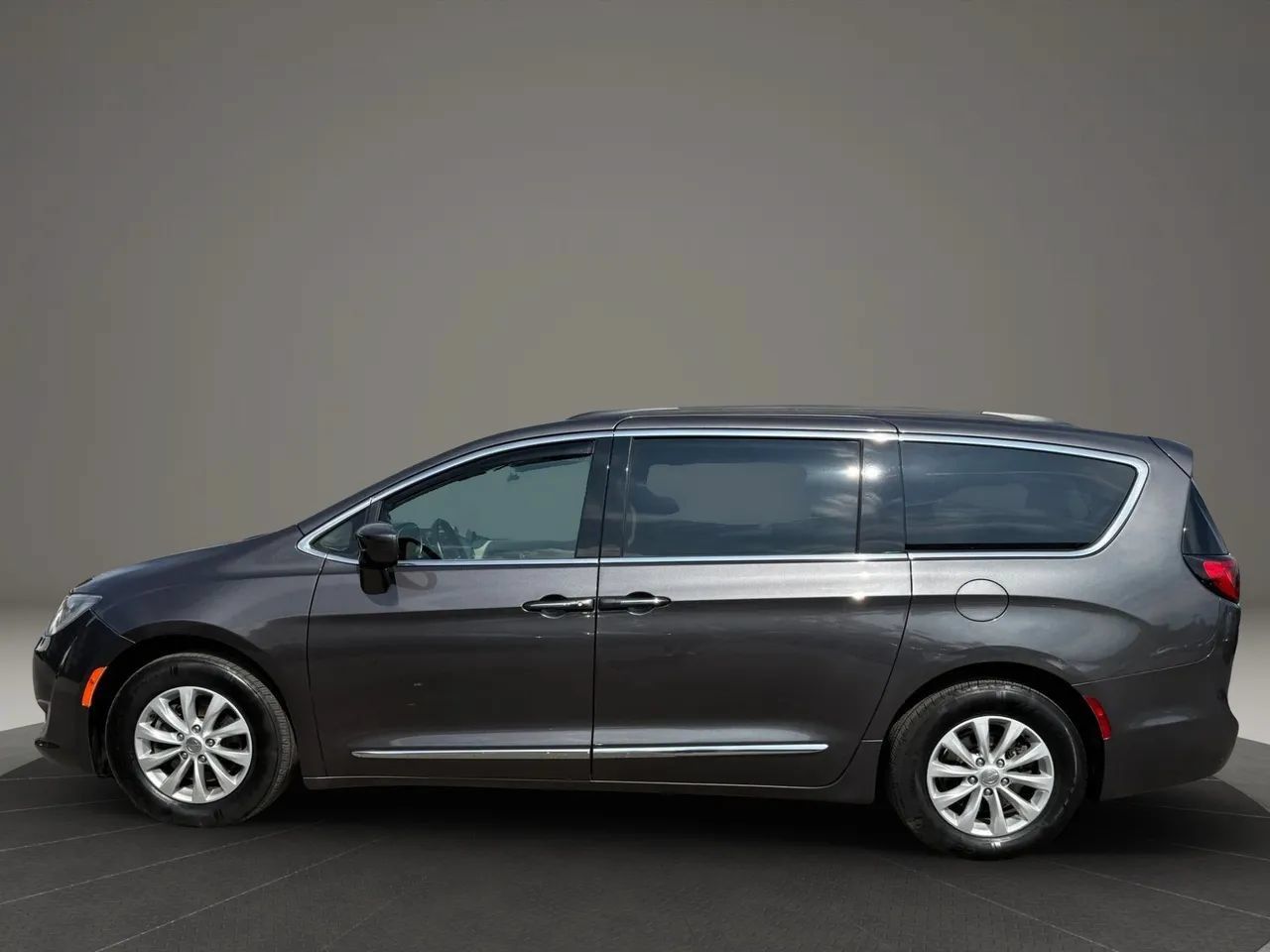 Used 2017 Chrysler Pacifica Touring-L FWD image 11