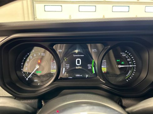 Used 2025 Jeep Wrangler Unlimited Sahara AWD/4WD image 22