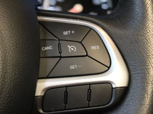 Used 2015 Jeep Renegade Latitude FWD image 21
