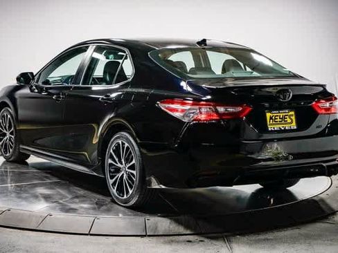 Certified 2020 Toyota Camry SE image 3