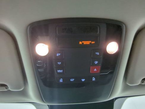 Used 2025 Kia Carnival EX FWD image 25