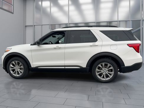 Used 2022 Ford Explorer XLT w/ Equipment Group 202A image 4