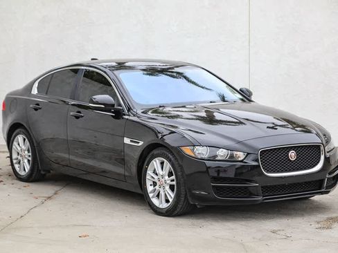 Used 2018 Jaguar XE Premium AWD/4WD image 3
