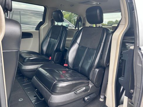 Used 2016 Chrysler Town & Country Limited Platinum FWD image 19