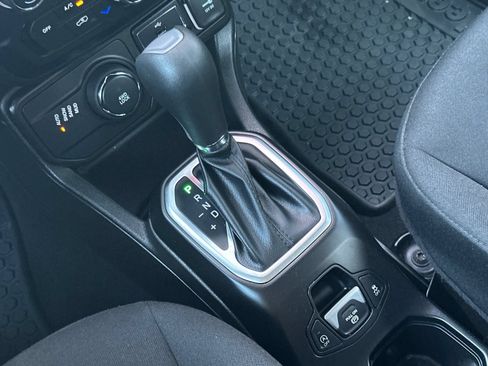 Used 2023 Jeep Renegade Latitude AWD/4WD image 21