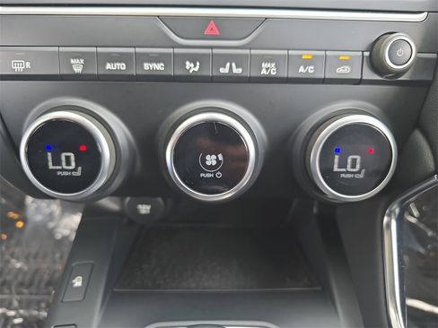 Used 2019 Jaguar E-PACE SE image 27