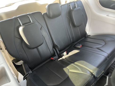 Used 2021 Chrysler Pacifica Touring-L image 23