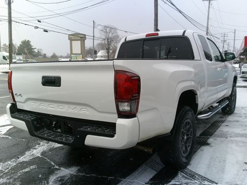 Used 2018 Toyota Tacoma SR image 9