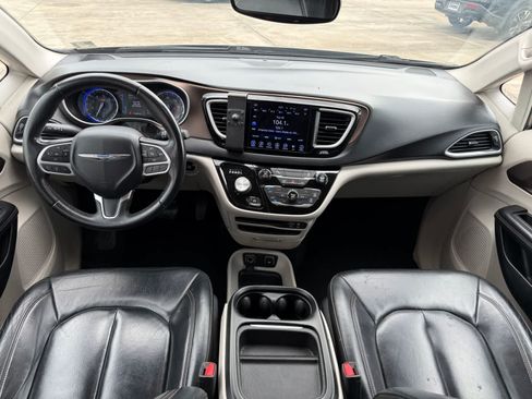 Used 2017 Chrysler Pacifica Touring-L FWD image 7