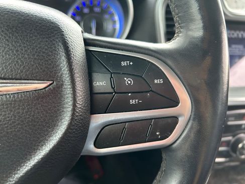 Used 2018 Chrysler 300 Limited AWD/4WD image 21