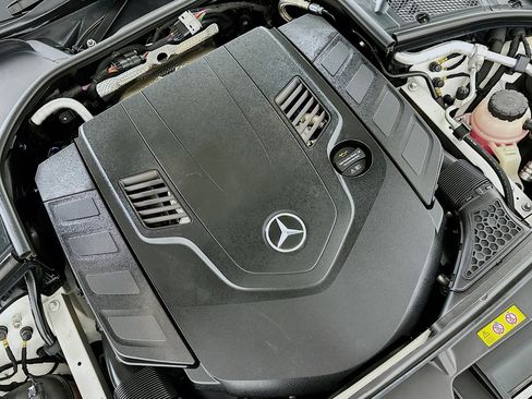 Used 2022 Mercedes-Benz S 580 4MATIC Sedan w/ AMG Line Package image 32