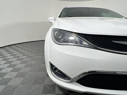 Used 2018 Chrysler Pacifica Touring Plus FWD image 9