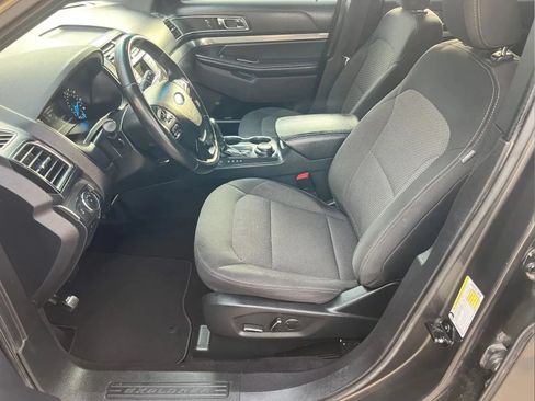 Used 2018 Ford Explorer XLT AWD/4WD image 8