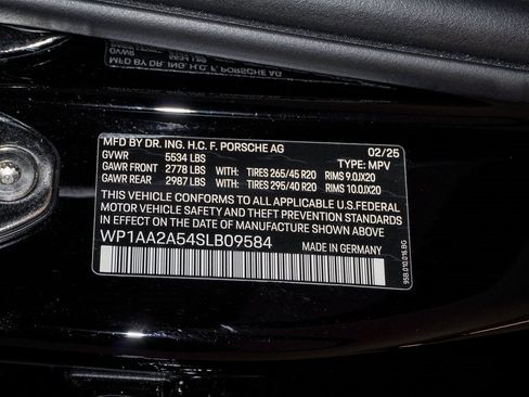 Certified 2025 Porsche Macan image 30