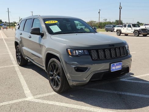 Used 2019 Jeep Grand Cherokee Altitude RWD image 6