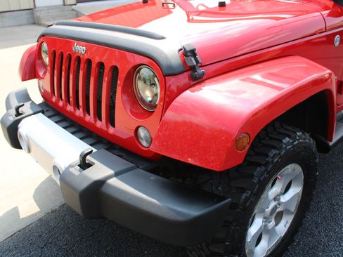 Used 2015 Jeep Wrangler Sahara w/ Connectivity Group AWD/4WD image 3