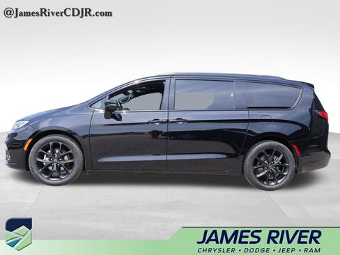 Used 2025 Chrysler Pacifica Limited FWD image 2