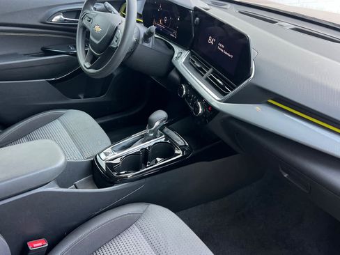 Used 2025 Chevrolet Trax LT FWD image 18