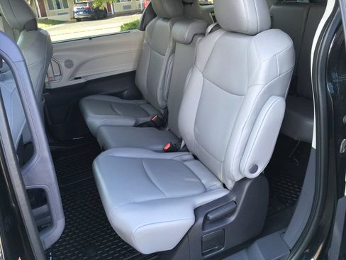 Used 2022 Toyota Sienna XLE FWD image 26