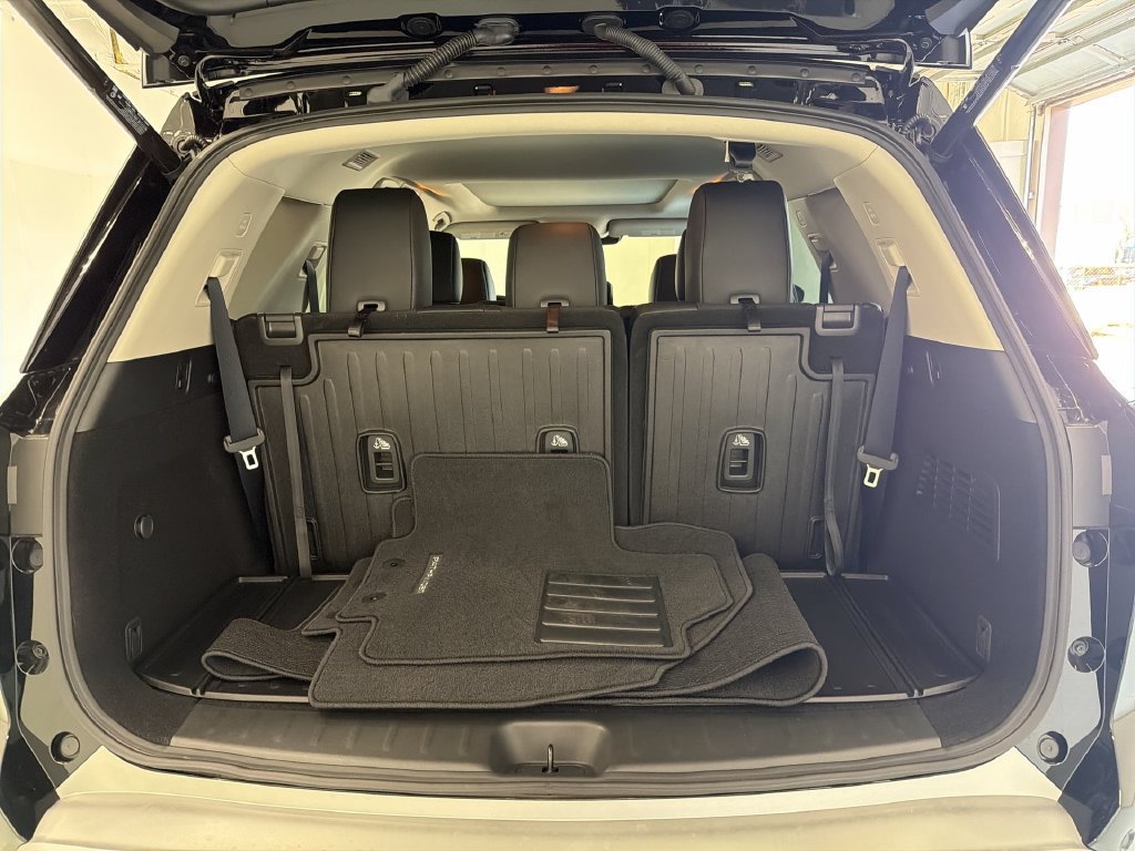 Certified 2025 Nissan Pathfinder Platinum w/ Cargo Package FWD image 16