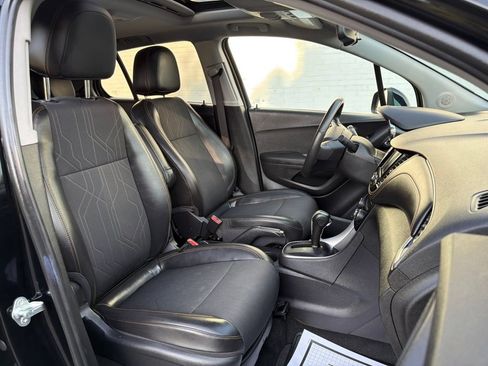 Used 2020 Chevrolet Trax LT w/ Sun & Sound Package AWD/4WD image 17