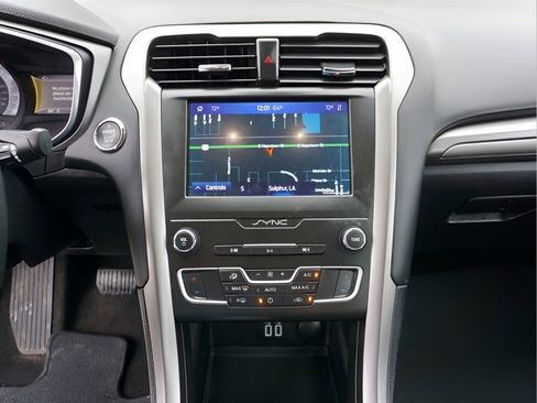 Used 2020 Ford Fusion SE image 23