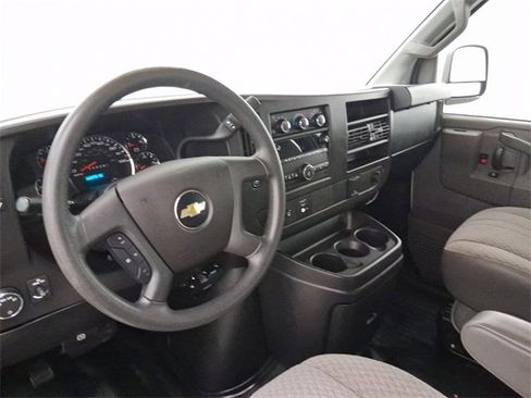 Used 2017 Chevrolet Express 3500 Extended image 19