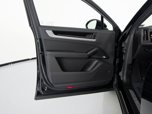 New 2026 Porsche Cayenne Coupe image 18