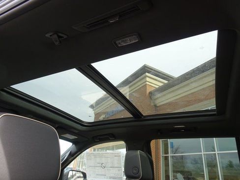 New 2026 Chevrolet Suburban Premier image 8