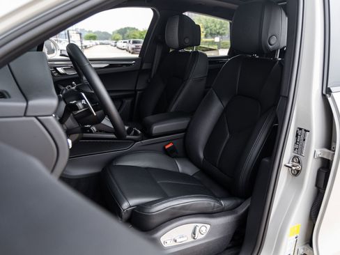Certified 2026 Porsche Macan AWD/4WD image 5