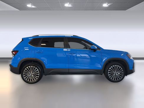 Used 2025 Volkswagen Taos SE FWD image 8