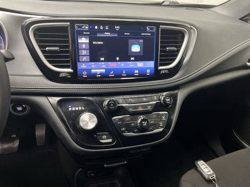 Used 2023 Chrysler Pacifica Touring FWD image 16