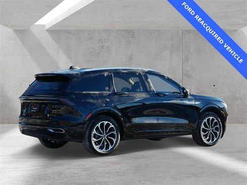 Used 2025 Lincoln Nautilus Reserve image 3