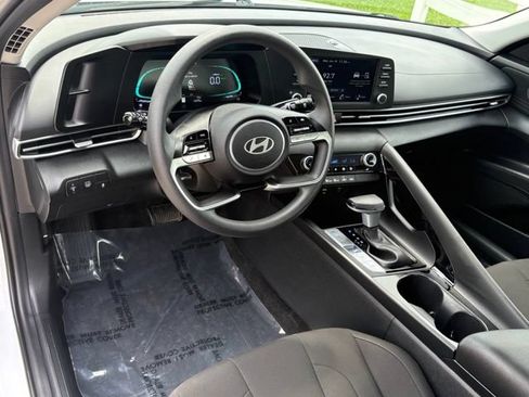 Used 2025 Hyundai Elantra Hybrid FWD image 9