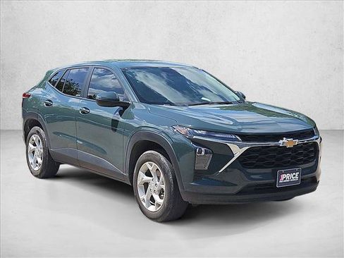 Used 2025 Chevrolet Trax LS w/ LS Convenience Package FWD image 3