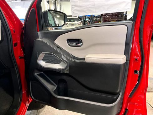 Used 2025 Nissan Frontier SV image 12