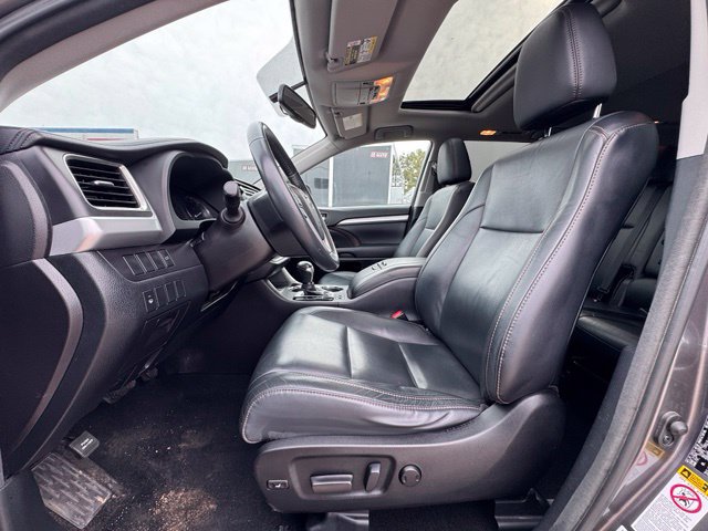 Used 2017 Toyota Highlander XLE AWD/4WD image 10
