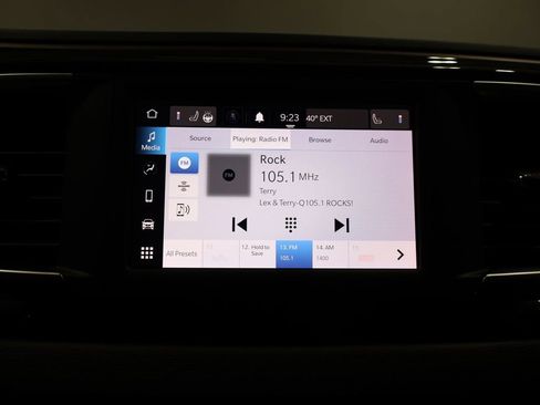 Used 2023 Chrysler Voyager LX image 23