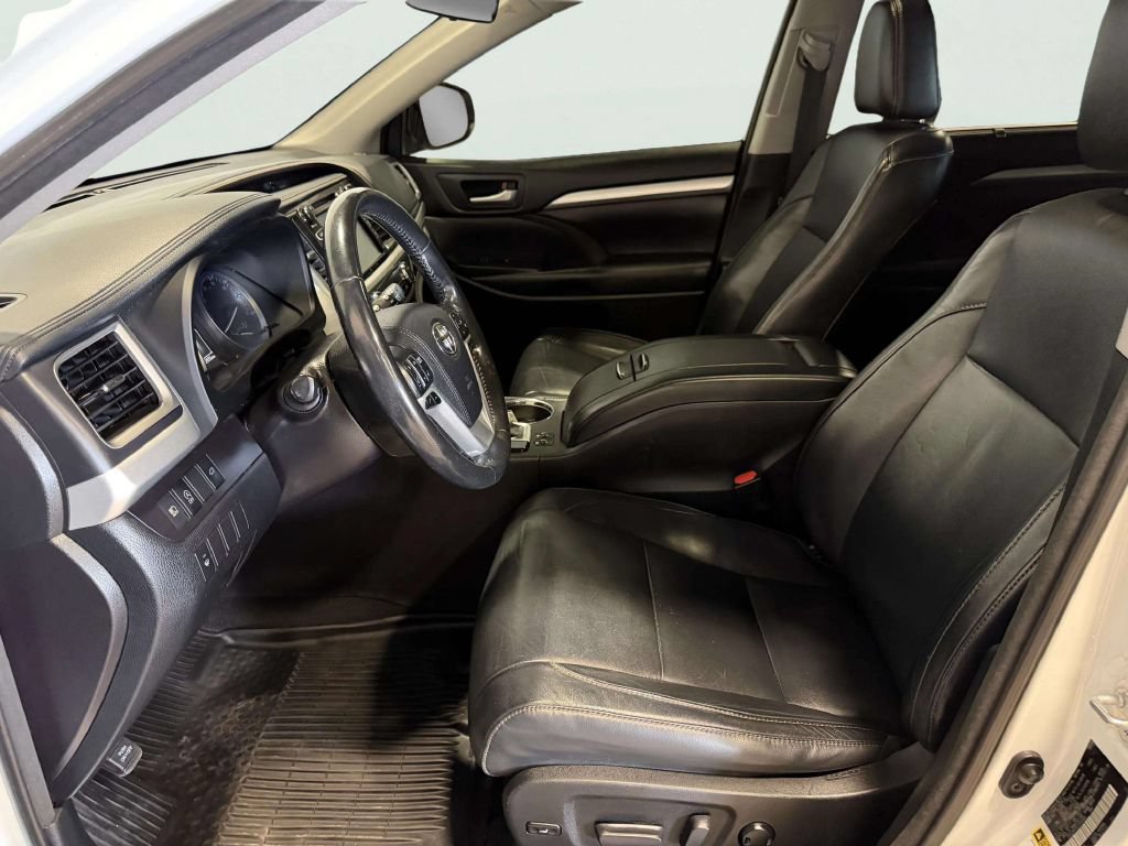 Used 2018 Toyota Highlander XLE w/ Protection Package #3 AWD/4WD image 13