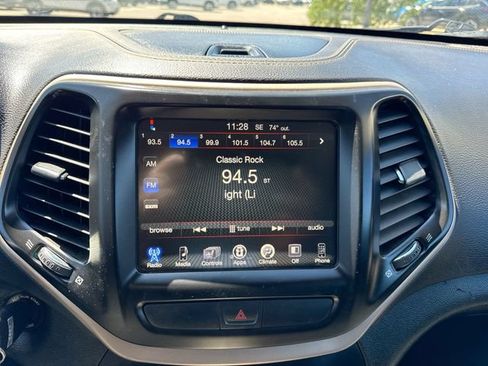 Used 2017 Jeep Cherokee Latitude w/ Cold Weather Group AWD/4WD image 13