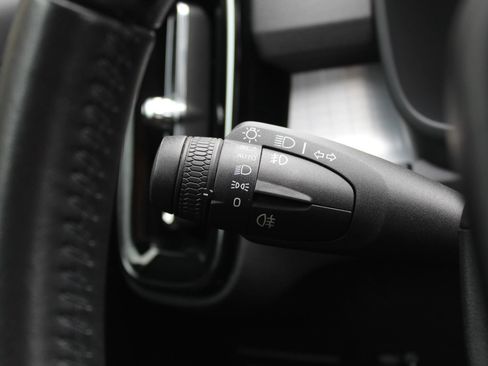 Used 2019 Volvo XC40 T5 Momentum image 27