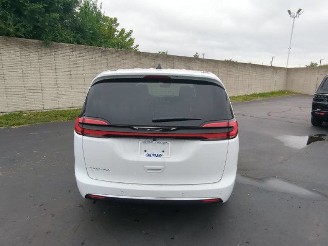 New 2027 Chrysler Pacifica Select FWD image 5