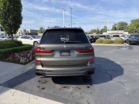 Used 2022 BMW X7 xDrive40i w/ M Sport Package AWD/4WD image 5