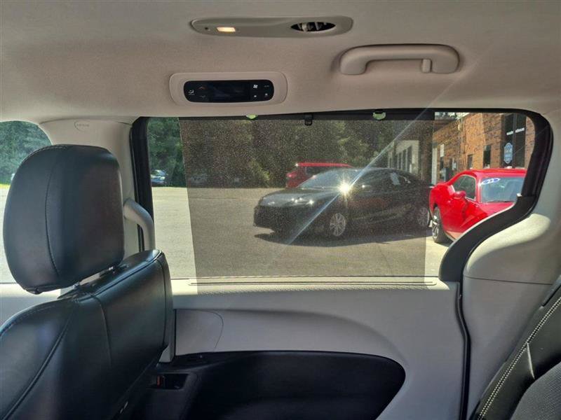 Used 2023 Chrysler Pacifica Touring-L FWD image 26